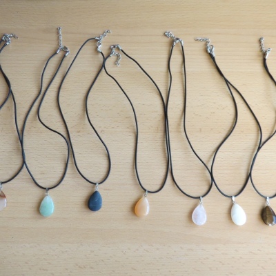 Kette mit Anhänger Tropfen