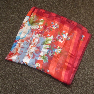 Tuch Rot mit Blüten