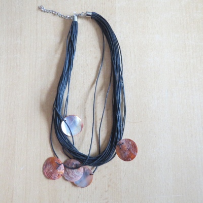 Kette mit 5 Perlmutanhänger