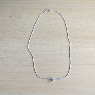 Kette silberfarben mit blauem Stein