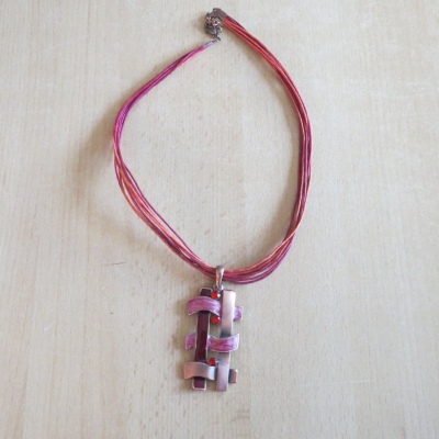 Kette mit Metallanhänger 3
