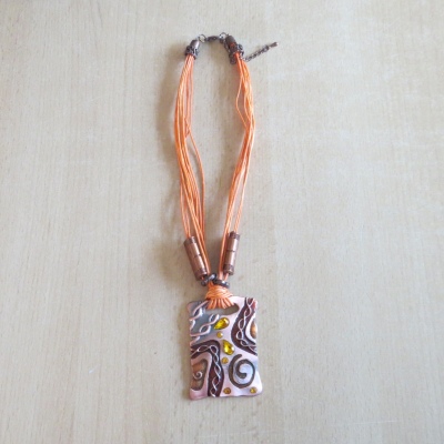 Kette mit Metallanhänger 2