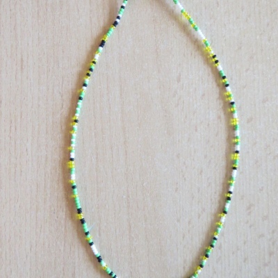 Kette Kunststoffperlen grün-schwarz-weiß-gelb